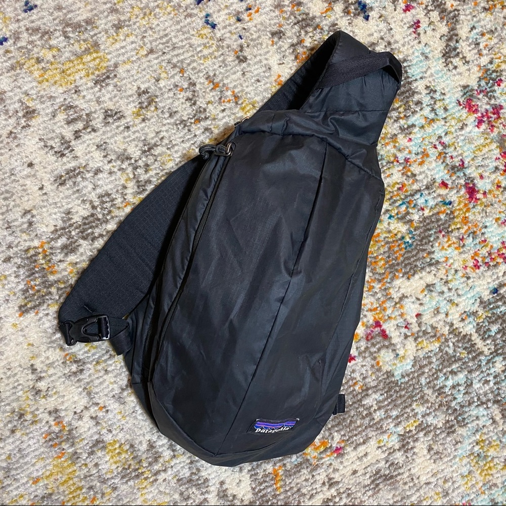 EUC Patagonia Ultralight Black Hole Sling 8L